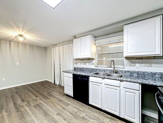 Building Photo - 702 21st Ave W