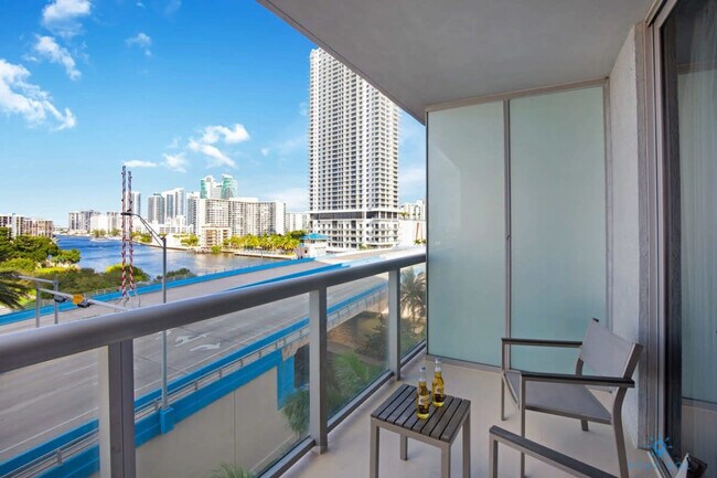 Building Photo - 2602 E Hallandale Beach Blvd
