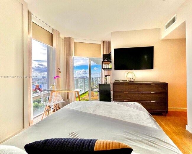 Building Photo - 1010 SW 2nd Ave