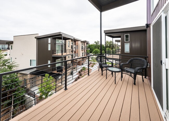 Building Photo - Urbanite Living near Downtown 3 Bed End Unit Townhouse