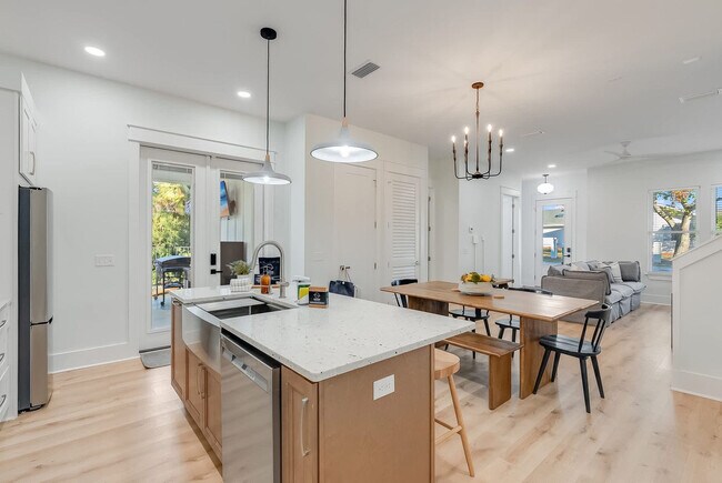 Building Photo - 223 E Lakeshore Dr