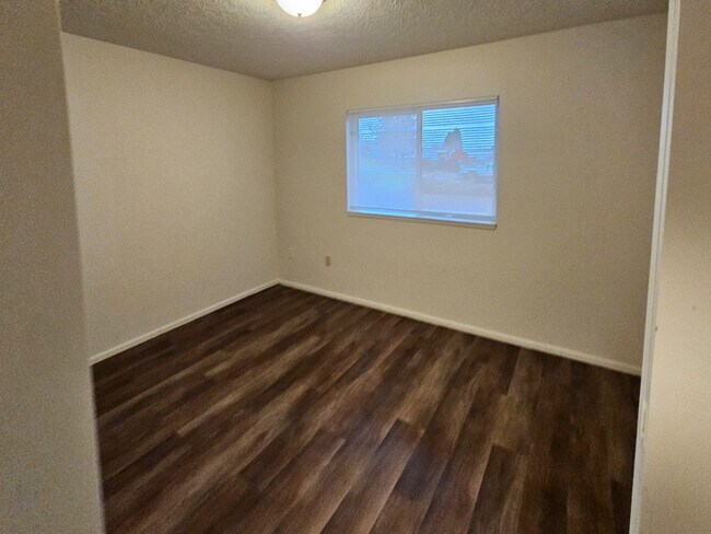 Building Photo - 506 NE Dallas Ct