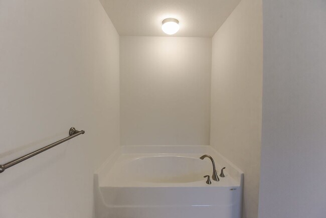Building Photo - 4 Bedroom/2 Bath