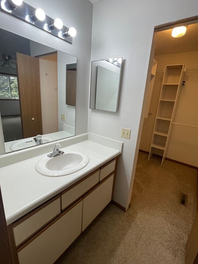 Building Photo - 4 Bedroom, 2 Bath Home for Rent