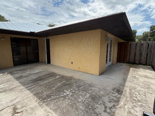 Building Photo - 2201 SW 28th St