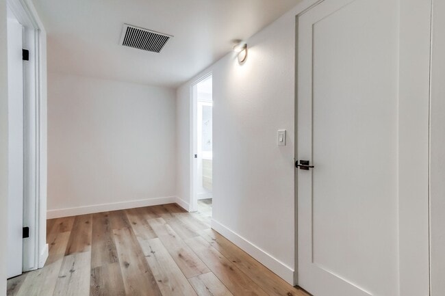 Building Photo - 435 N Oakhurst Dr