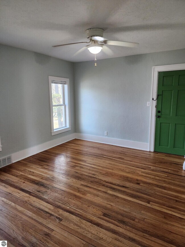 Building Photo - 620 W Ninth St