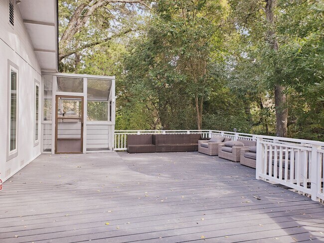 Building Photo - Park Like Setting Home