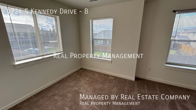 Building Photo - 4224 S Kennedy Dr