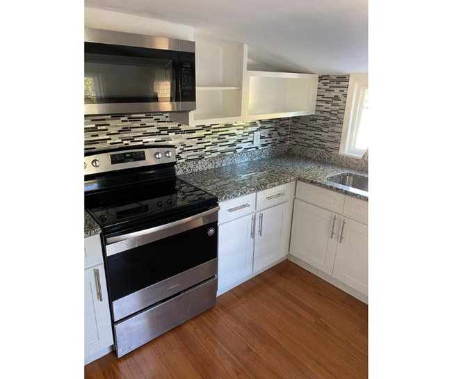 Building Photo - 438 Main St