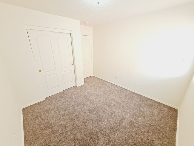 Building Photo - 4 bed home available in Huning Ranch!