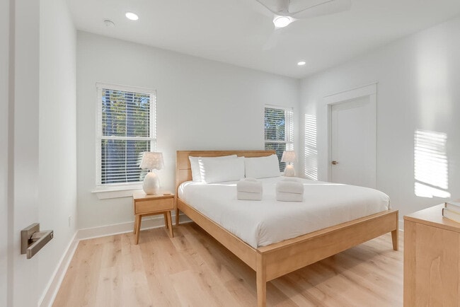 Building Photo - 223 E Lakeshore Dr