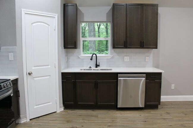 Building Photo - Beautiful 3 Bedroom / 2 Bath Home with Garage & Fenced Yard