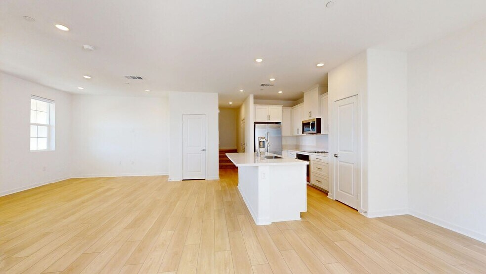 Building Photo - 8421 Gabrielino Ct