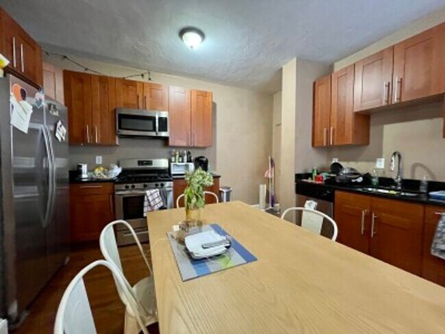 Building Photo - 5 Bed 2 Bath - Allston - 9/1