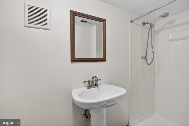 Building Photo - 3365 Runnymede Pl NW