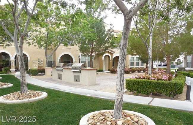 Building Photo - POPULAR FLOORPLAN IN A DESIREABLE GATED CO...