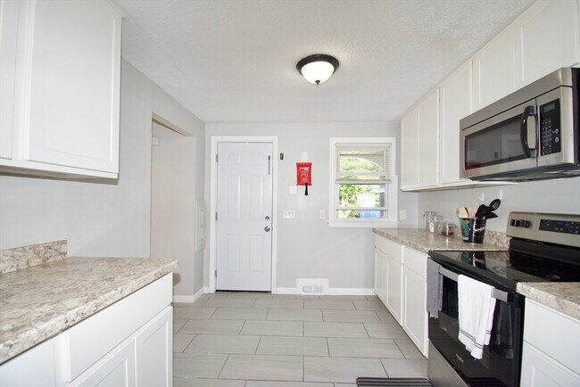 Building Photo - 1617 Plumtree Rd