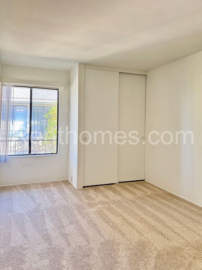 Building Photo - 9628-32 Caminito Del Feliz, Spacious Townhome in Great Community Close to UCSD!