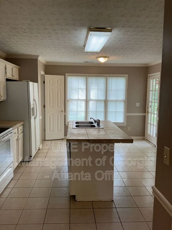 Building Photo - 743 Helga Dr NE