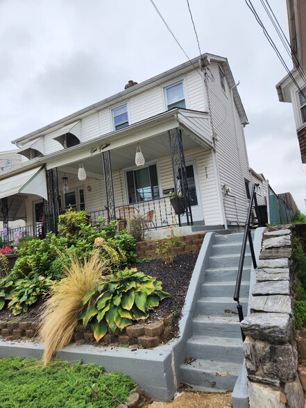 Landscaped Front Facade - 212 W 6th Ave