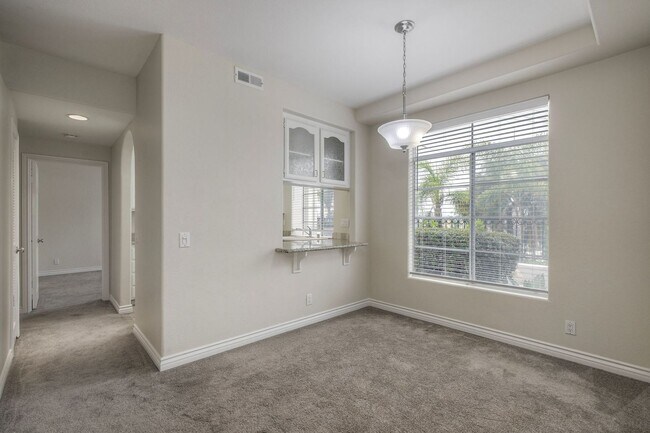 Building Photo - 2Bed/2Bath End Unit in Gated Community~ Ra...