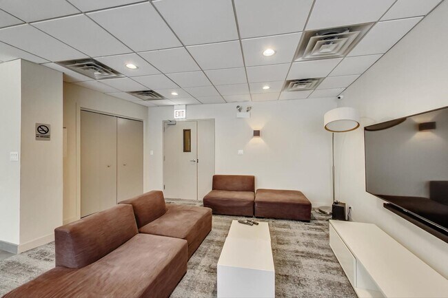 Building Photo - 2930 N Sheridan Rd