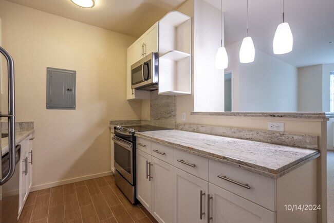 Building Photo - Available April 5th!  2 bedroom, 2 bath, 1-parking condo unit at The Cove Waikiki