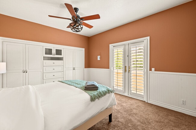 Building Photo - Elegant 5BR Furnished Estate with Pool & G...