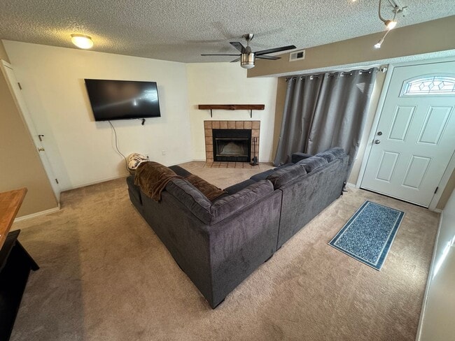 Building Photo - Centrally Located 2 Bed 1 Bath Condo in Co...