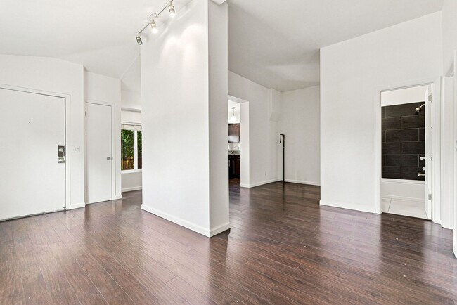 Building Photo - 2 Bed, 1 bath Available!
