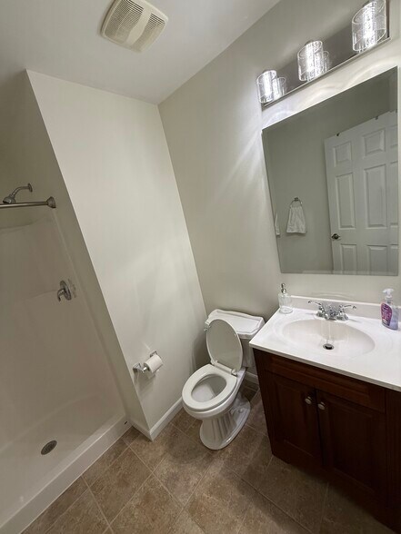 Private bathroom - 1617 Forest Ave