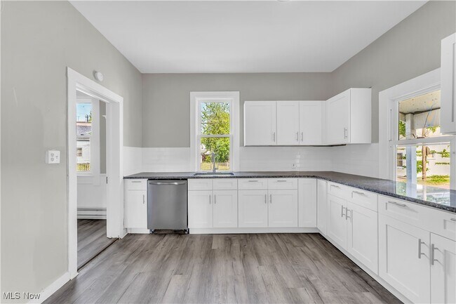 Building Photo - 3701 Chatham Ave