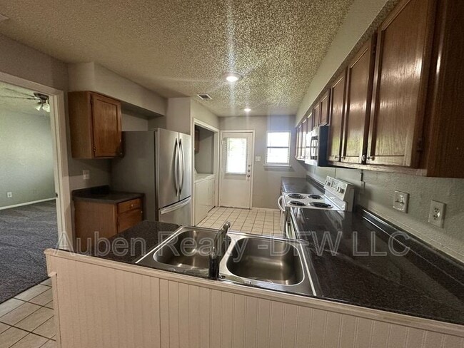 Building Photo - 1021 Vera Ct