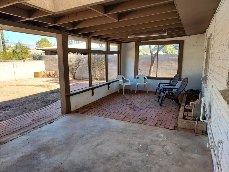 Back Porch - 5917 E 4th St