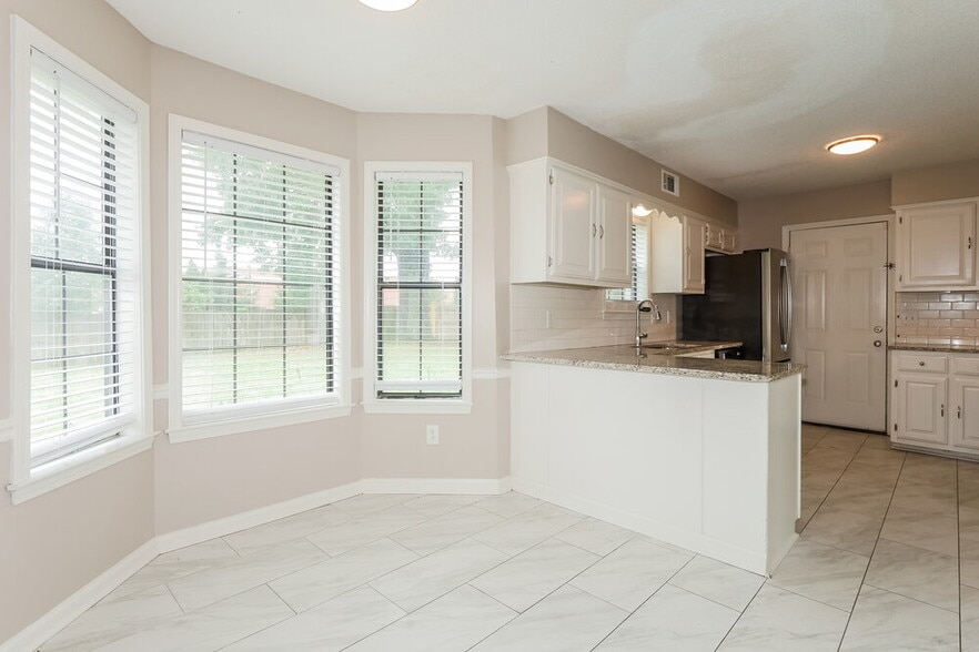 Building Photo - 7733 Deerfield Trce