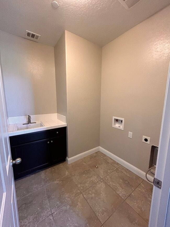 Building Photo - Gorgeous home for rent in Visalia