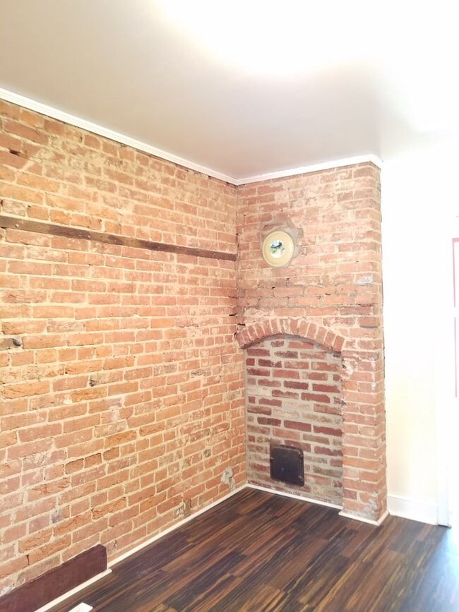 Building Photo - Charming townhouse in downtown Frederick r...