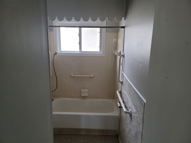 Building Photo - 4 Bedroom 1 Bathroom Single Family Home. C...