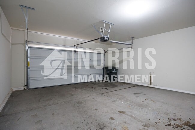 Building Photo - Low Maintenance Home Centrally Located