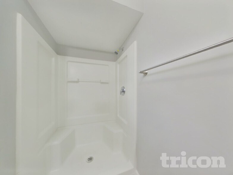 Building Photo - 302 E 123rd Terrace