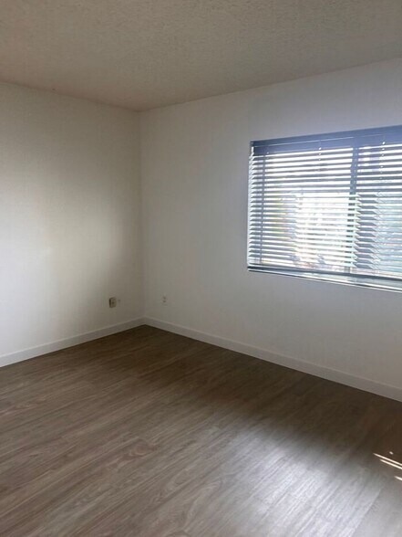 Building Photo - 1136 E Villa Rita Dr