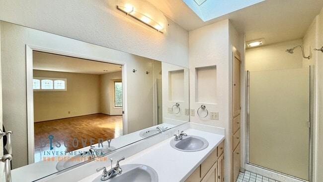 Building Photo - Updated MCM Gem in Adams Point