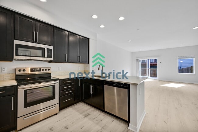 Building Photo - 3 Bed and 3 Bath Single Family Home is Available for Rent!