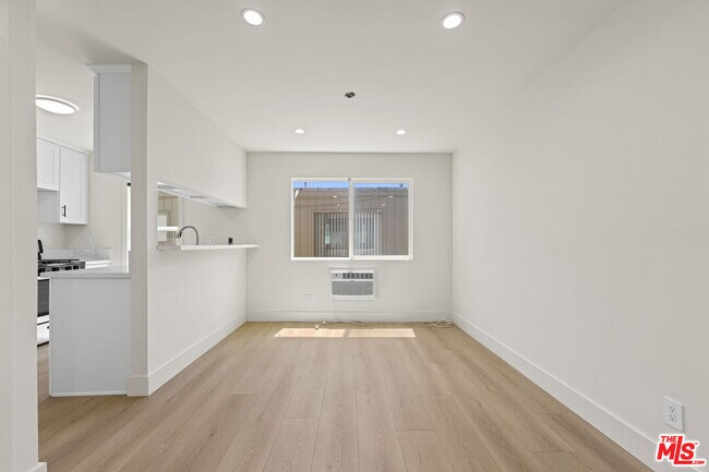 Building Photo - 635 Westmount Dr