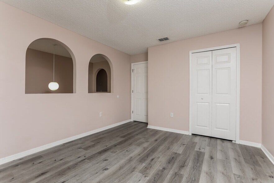 Building Photo - 2142 Sandridge Cir