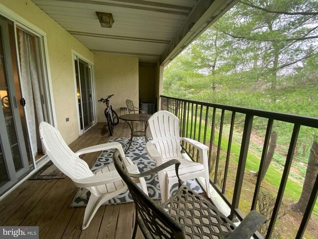 Building Photo - 240 Valley Stream Ln