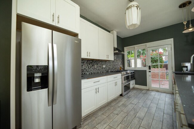 Building Photo - WONDERFUL HISTORIC 5 BED 3 BATH PROPERTY WITH CARRIAGE HOUSE