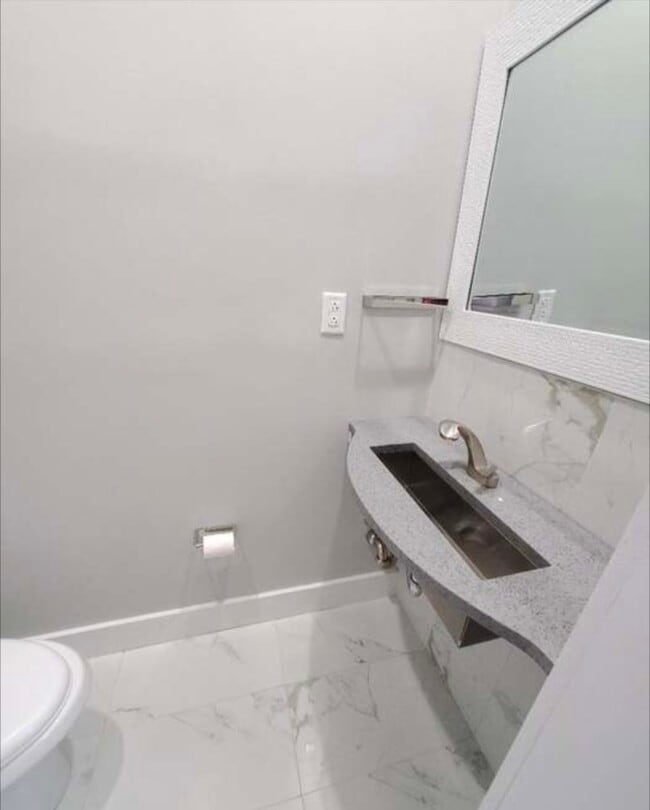 Building Photo - 5425 Catharine St