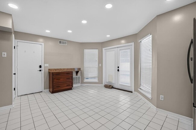 Building Photo - 402 Sandy Ridge Cir
